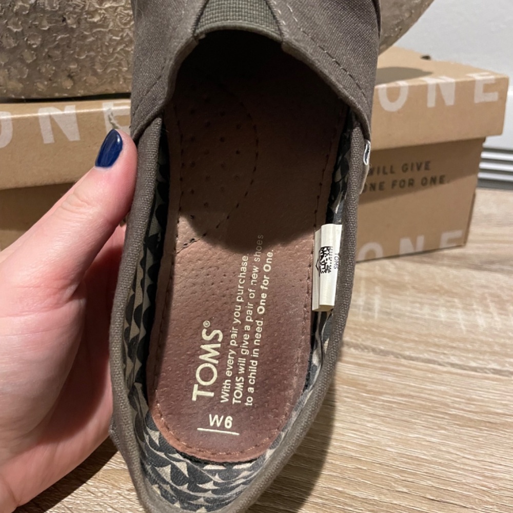 TOMS Tarmac Olive Canvas Women's Classics - Picture 3 of 3